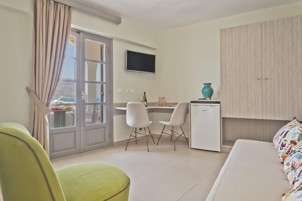 Nereus Luxurious Suites Karpathos Exteriör bild